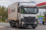 Mercedes Benz Actros Absetzkipper, mit einem Container von DB Schenker, gesehen 10.2024