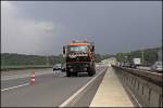 MERCEDES SK 1831 mit Absperrtafel auf der Talbrcke Lennetal.