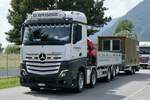 Ein MB Actros L mit Hänger von Ramseier der am 28.6.24 zum Trucker Festival fährt in Bönigen.