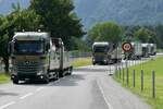 Ein MB Actros Hängerzug von und weltere LKW von Camion Transport die am 28.6.24 zum Trucker Festival fahren in Bönigen.