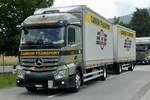 Ein MB Actros Hängerzug von Camion Transport der zum Trucker Festival fährt am 28.6.24 in Bönigen.