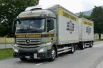 Ein MB Actros Hängerzug von Camion Transport der am 28.6.24 zum Trucker Festival fährt in Bönigen.