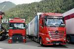 Ein Renault und MB Actros Hängerzug von Swisspor die am 14.7.24 beim Trucker Treffen in Ambri stehen.