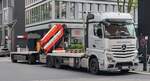 =MB Actros L-Hängerzug von  ela (container)  mit Palfinger-Ladekran steht im Mai 2024 im Hamburger Hafengebiet