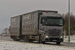 Mercedes Benz Actros, Hängerzug, aufgenommen in winterlicher Landschaft.