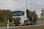 Mercedes Benz Holztransporter, fährt auf einem Spaziergang an mir vorbei.