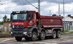 DAR-Dessauer Abbruch und Recycling GmbH mit einem MB AROCS 4146 Kipper  am 17.07.24 Bahnübergang Rodleben.