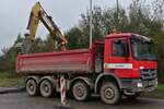 Mercedes Benz Actros 3241 Kipper, wird an der Straßenbaustelle beladen.