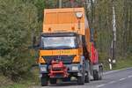 Mercedes Benz Axor der Straßenbau Verwaltung steht mit einem Häcksler am Straßenrand um Umgefallene Bäume in der Böschung zu entfernen.