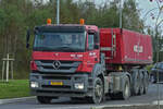 Mercedes Benz Axor Kippersattelzug , der Firma Wickler, gesehen 10.2024.