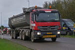 Mercedes Benz Actros Kippersattelzug, aufgenommen nahe der  Straßenbaustelle.