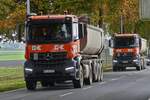 Gleich zwei Mercedes Benz Arocs Kipper Sattelzüge fahren mir vor die Linse.