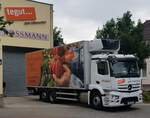 =MB Actros von HARTMANN-TRANSPORT steht zur Warenanlieferung am Haunecenter in Hünfeld, 07-2022