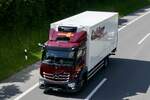 Ein MB Actros mit Kühlbox von Galliker am 28.6.24 auf der A8 in Matten b. Interlaken unterwegs.