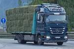 LKW Mercedes Benz Actros V8, 1841, beladen mit Heuballen unterwegs in Mayrhofen. 08.2024