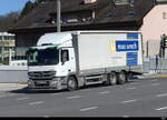 Mercedes mit Pritschenaufbau unterwegs in der Stadt Lausanne am 28.02.2025