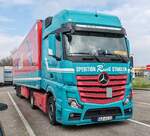 =MB Actros-Sattelzug der Spedition RAETH rastet im Februar 2024 an der A 5