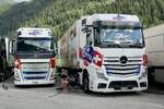 Ein Volvo und MB Actros Sattelzug von Emmi die am 14.7.24 beim Trucker Treffen in Ambri stehen.