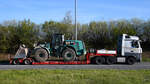 Dieser mit einem Caterpillar 966M-Radlader beladene Schwerlasttransporter (Mercedes-Benz 2553) parkte Anfang Mai 2023 auf einem A20-Parkplatz bei Wismar.