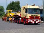 Mercedes Benz Actros 4150 der Firma Baumann mit einem Liebherr 900 Zweiwegebagger auf dem Tieflader am Westbahnhof in Aachen