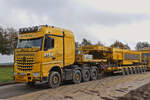 MB Arocs Schwerlastsattelzug, beladen mit einem Teil des Demag CC 3800-1 Schwerlastkranes. 25.10.2024