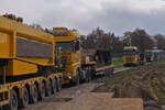 MB Schwerlastsattelzug und ein Teil des Konvois auf dem Weg zur Baustelle der Windkraftanlage nahe Derenbach.