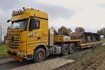 MB Schwerlastsattelzug, beladen mit einem Raupenantrieb des Demag Schwerlastkranes. 25.10.2024 