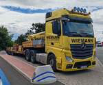 =MB Actros-Schwerlastsattelzug von KRANE-WIEMANN steht zur Rast an der A 20, 06-2024