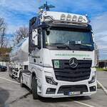 =MB Actros L der Spedition KIENZLE, einer Fachfirma zum Transport von Aktivkohle, steht im Februar 2024 auf dem Rasthof Fulda-Nord