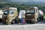 Zwei MB Actros mit Siloauflieger von Fischer Logistik die am 14.7.24 beim Trucker Treffen auf dem Flugplatz in Ambri stehen.