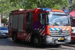 Mercedes Benz Feuerwehrfahrzeug der Wehr aus Maastricht, in den Straßen von Maastricht unterwegs.