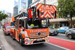 Berufsfeuerwehr Frankfurt Wache 2 Mercedes Benz Atego DLK23/12 am 28.09.24 beim Tag des Selbstschutzes in Frankfurt Innenstadt