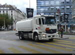 Mercedes Tanktransporter unterwegs in der Stadt Genf am 2024.07.22