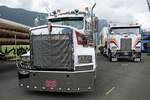 Ein Kenworth und Peterbilt Trucke die am 30.6.24 beim Trucker Festival in Interlaken stehen.