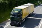 Ein Renault Hängerzug von Wespe Transport am 28.6.24 auf dem Weg zum Trucker Festival auf der A8 in Matten b. Interlaken.