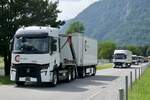 Ein Renault mit Containeraufbau und einem Hänger und weitere LKW von Centravo die am 28.6.24 zum Trucker Festival fahren in Bönigen.