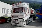 Ein Renault Kippersattelzug von Betschart der am 14.7.24 beim Trucker Treffen in Ambri steht.