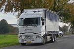 LKW Renault mit Pritschenaufbau, von Carlier Transpors. 10.2024