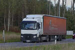 Renault LKW mit Pritschenaufbau, aufgenommen 10.2024.