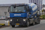 Renault C-Truck, mit Betonmischer Auflieger, hat nach seiner Beton Ablieferung die Baustelle soeben verlassen.