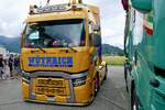 Eine Renault Zugmaschine von Wüthrich die am 30.6.24 beim Trucker Festival in Interlaken steht.