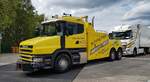 =Scania 144 G-Abschleppfahrzeug von  wehner motors  aus Uttrichshausen nimmt ein Pannenfahrzeug an den Haken, 07-2023