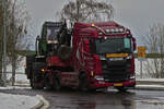 Scania R520 Sattelzug, beladen mit einem John Deere Havester, auf dem Weg zum nächsten Wald. 11.2024