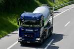 Ein Scania Betonmischer von Vigier Beton am 28.6.24 unterwegs zum Trucker Festival auf der A8 in Matten b.