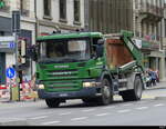 Scania P 360 Muldentransporter unterwegs in der Stadt Genf am 2024.07.22