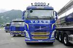 Ein Volvo FH und zwei Scanias von Flütsch die am 30.6.24 beim Trucker Festival in Interlaken stehen.