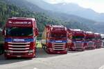 Fünf Scanias von Sidler Transport die am 14.7.24 auf dem Flugplatz Ambri beim Trucker Treffen stehen.