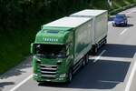 Ein Scania Hängerzug von Traveco am 28.6.24 unterwegs zum Trucker Festival auf der A8 in Matten b. Interlaken.
