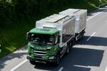 Scania Hängerzug von Traveco der auf der Anfahrt zum Trucker Festival ist am 28.6.24 auf der A8 in Matten b. Interlaken.