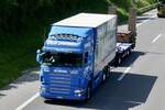 Ein Scania Hängerzug von Halsi Saanenmöser am 28.6.24 auf dem Weg zum Trucker Festival auf der A8 in Matten b. Interlaken.